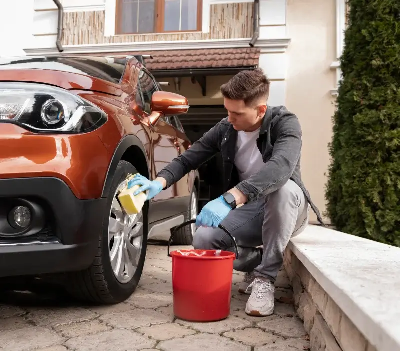 Lavage auto à domicile Janneyrias : professionnel intervenant sur un véhicule